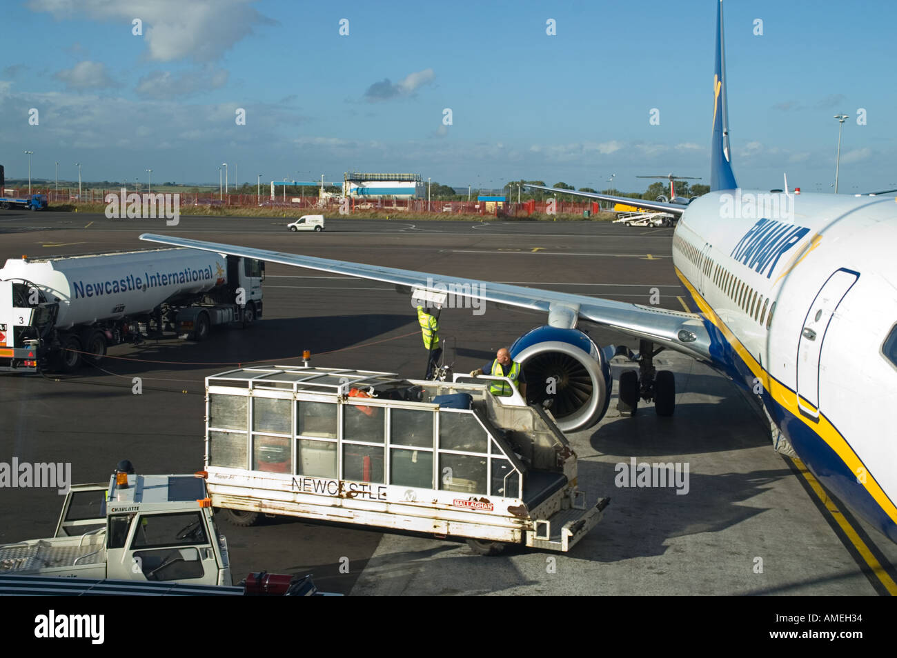 Dienstleistungen am Flughafen Newcastle UK Betankung und Laden von Ryanair-Flug Stockfoto