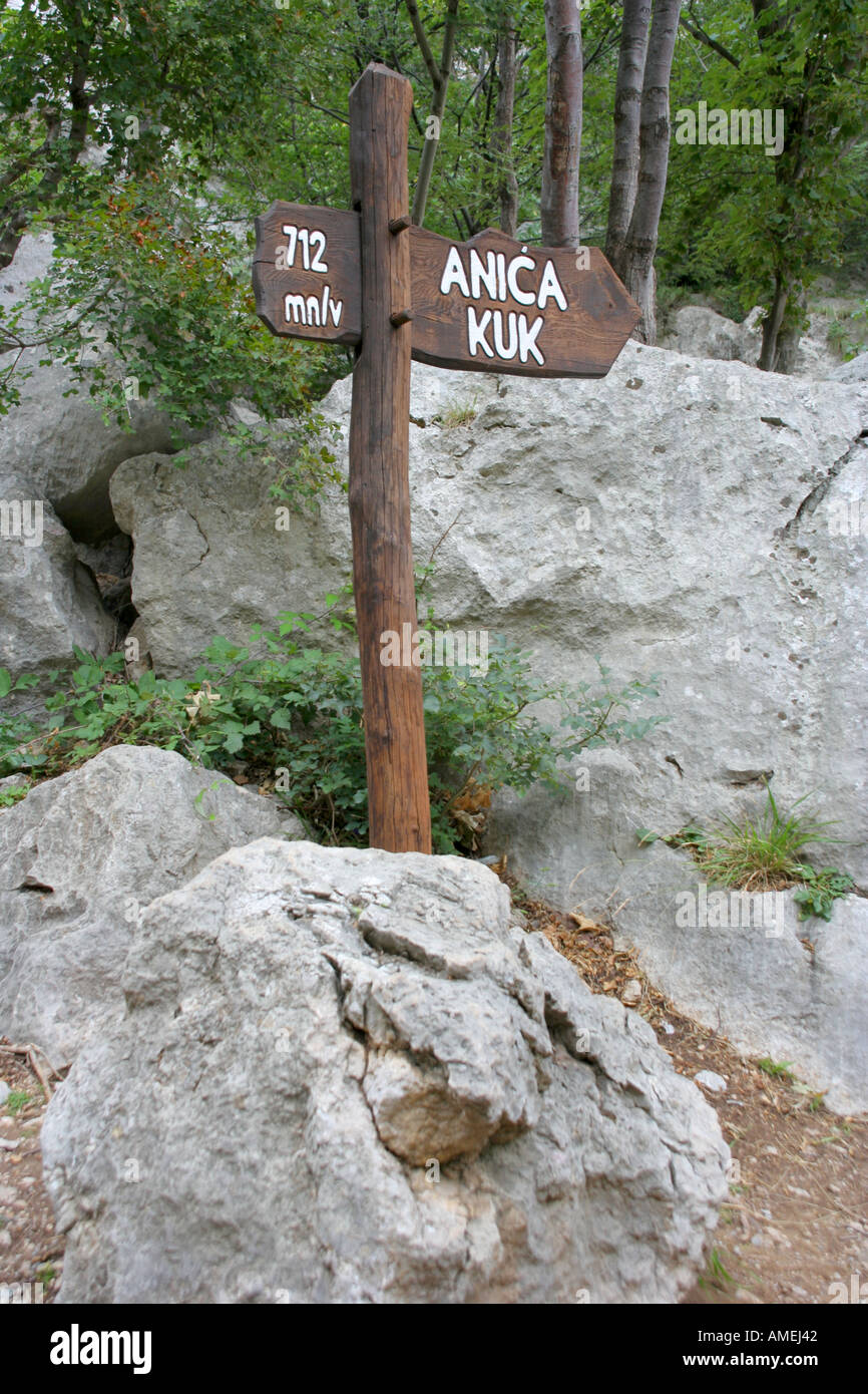 Melden Sie Regie Touristen zu Anica Kuk Gipfel im Nationalpark Paklenica Kroatien Stockfoto