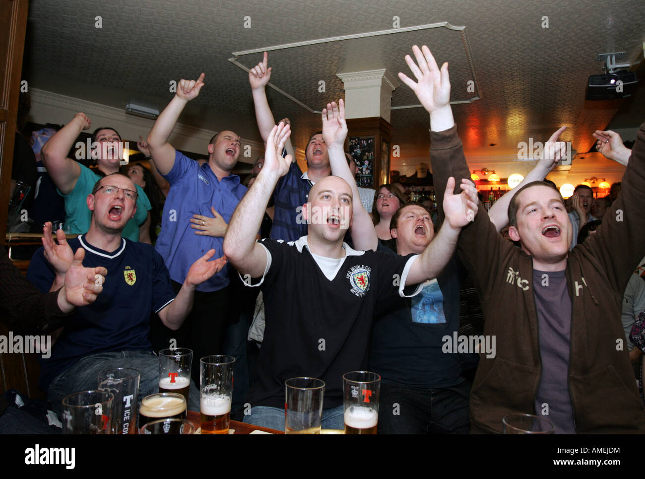 Schottische Fußball-Fans jubeln mit Emotion, wie sie ihr Team-Spiel im Fernsehen in einem Pub in Aberdeen, Schottland, UK zu sehen Stockfoto