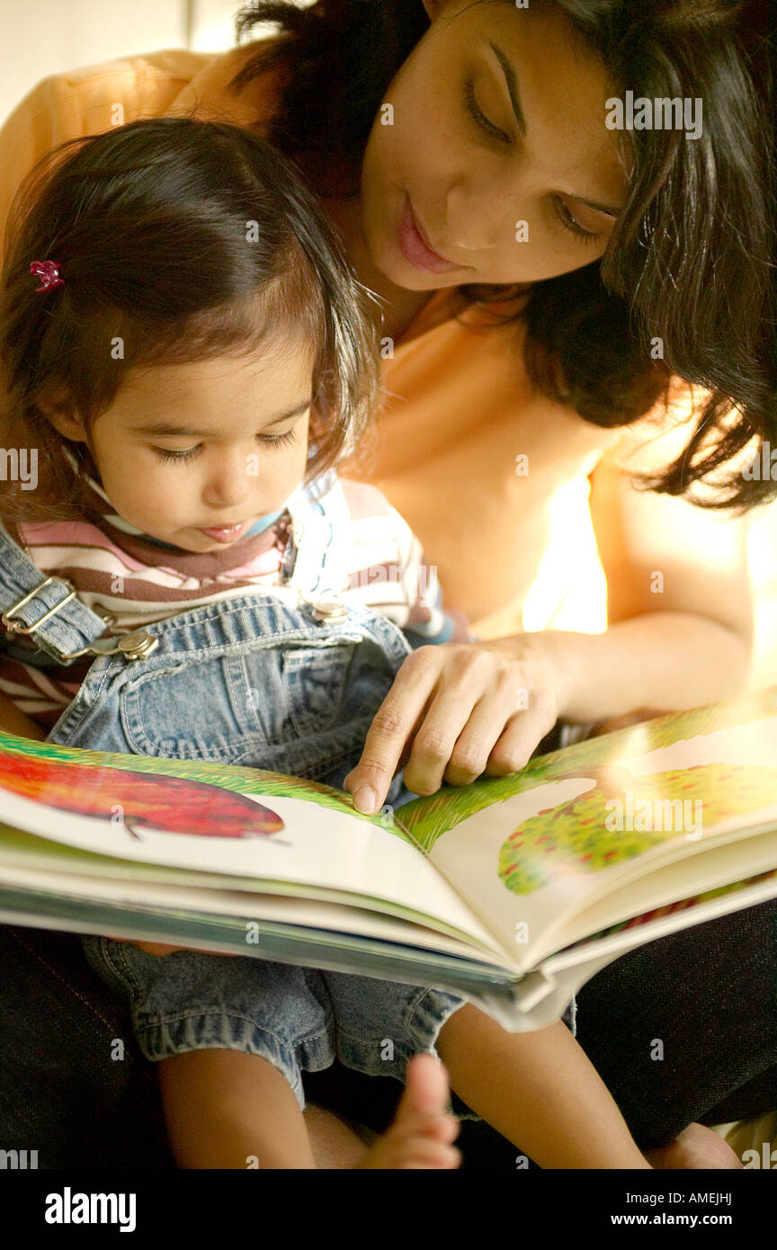 Mutter mit ihrer Tochter ein Buch zu lesen Stockfoto