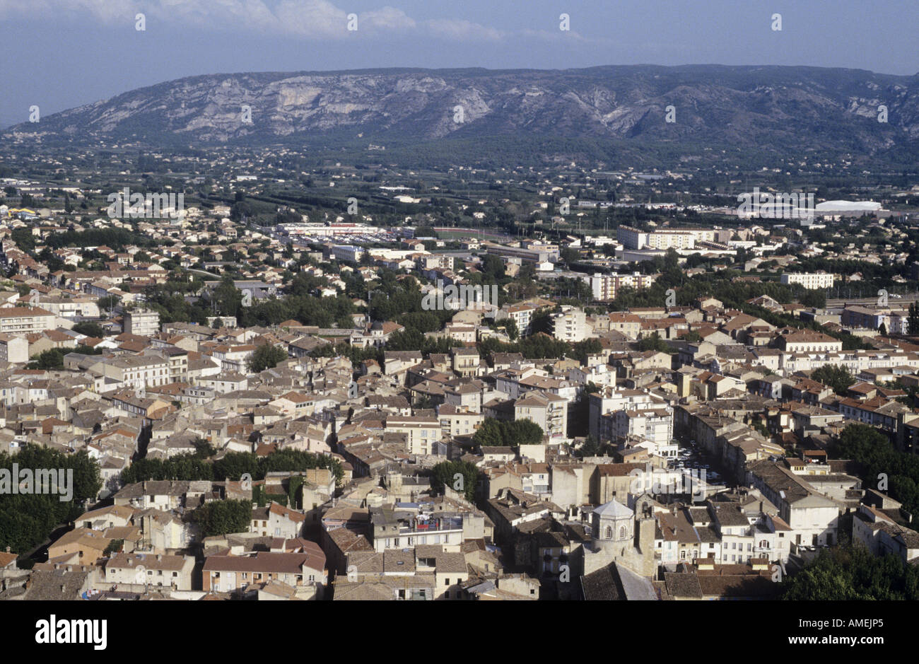 In der Ferne auf den Tal Etage Dächern der Stadt Cavaillon zu erreichen von der Höhe der Colline St Jacques Celto ligurische Siedlung angesehen Stockfoto