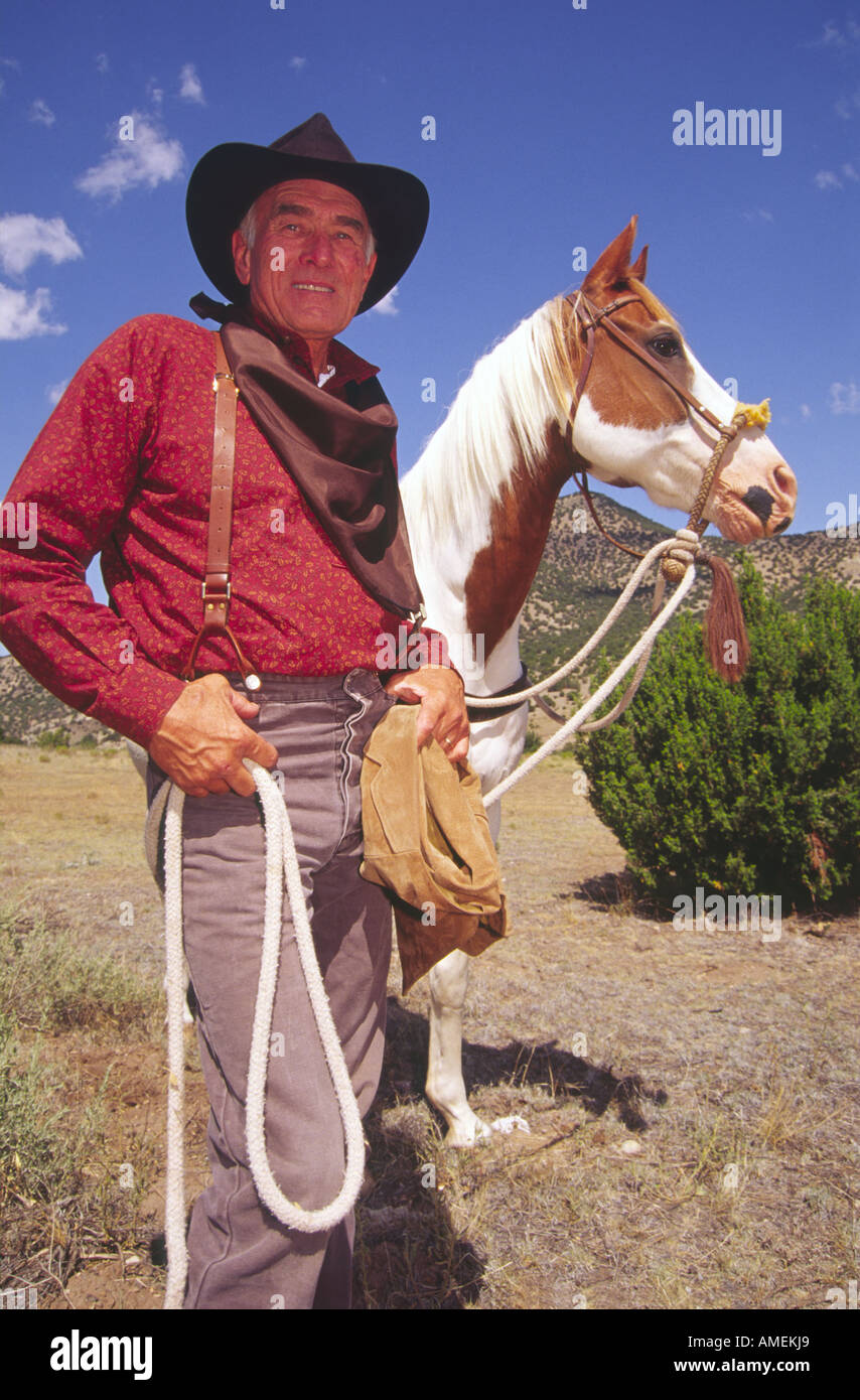 Herr 731 Wilder Westen Cowboy Mike Peterson und sein Pferd am alten West-Denkmal in der Ghost White Oaks, New Mexico. Stockfoto