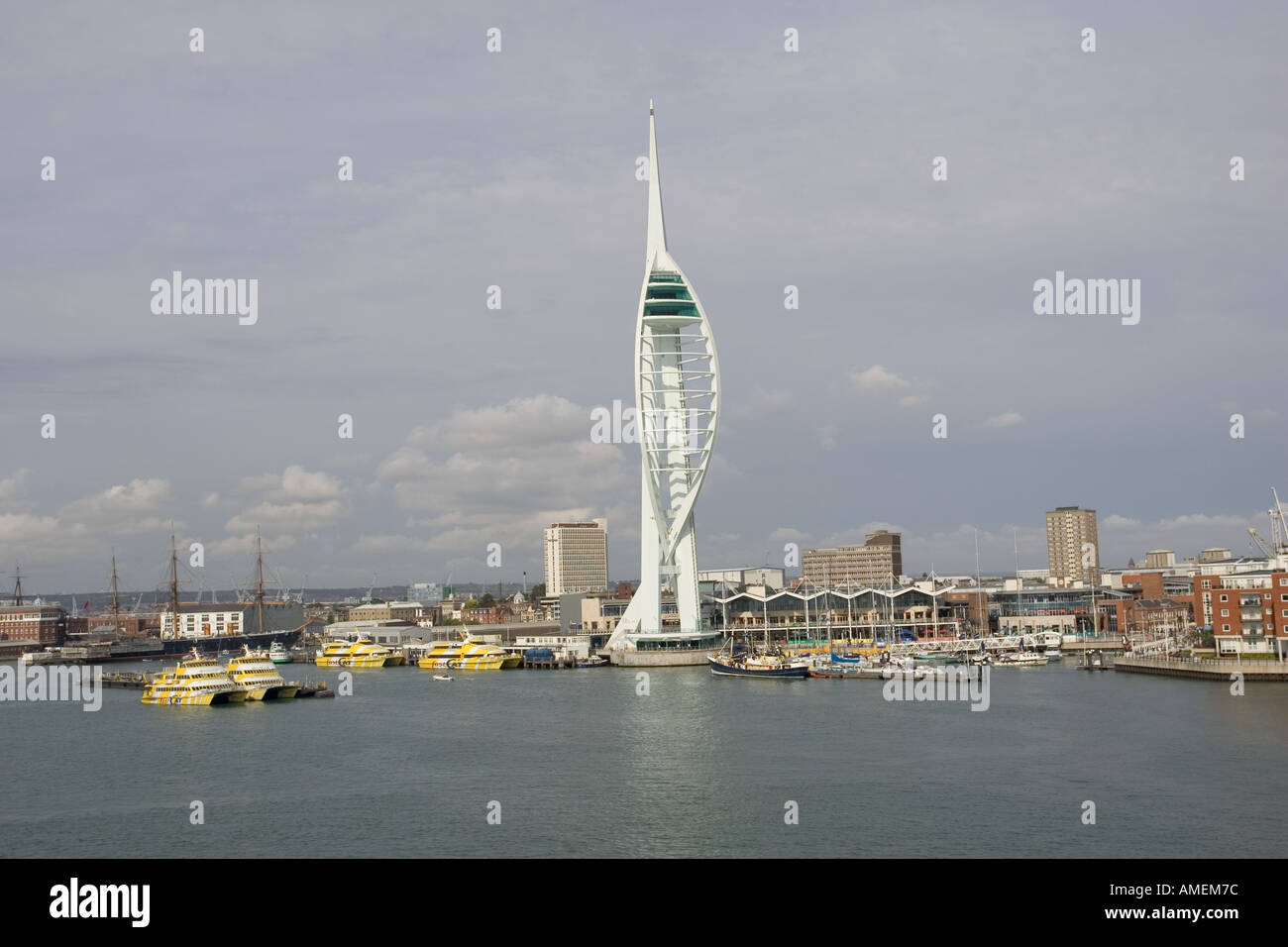 Spinnaker Tower ist 170 Meter hoch auf Gunwharf am Portsmouth-Wasser Stockfoto
