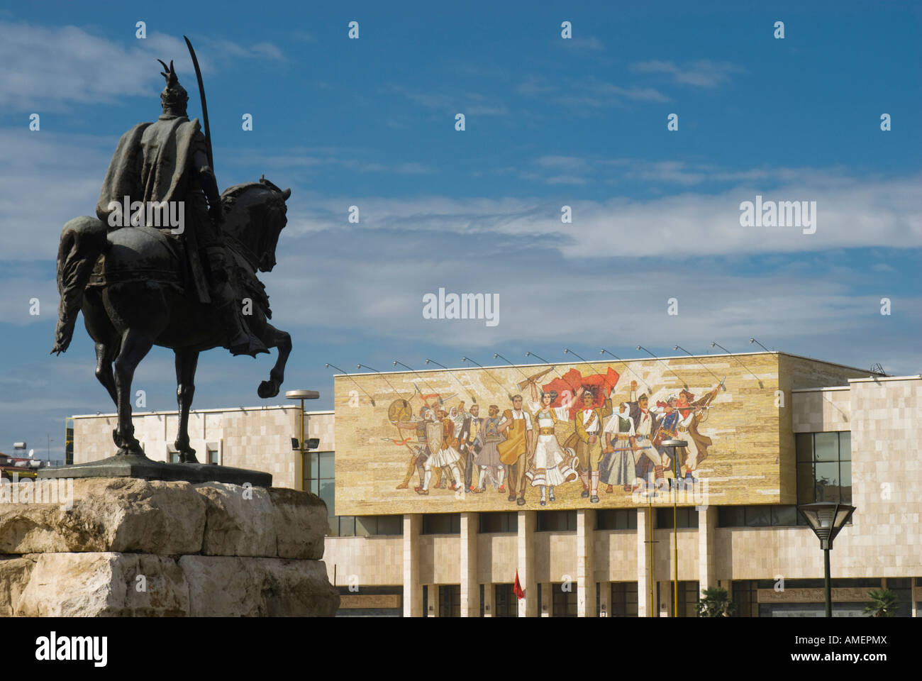 Reiterstatue von Skanderbeg, mit Blick auf das historische Museum in Skanderbeg-Platz, Tirana, Albanien Stockfoto
