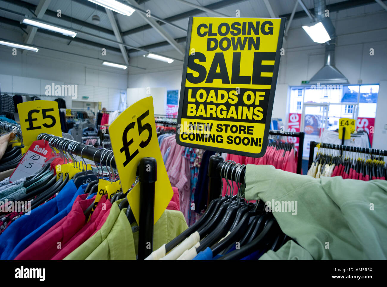 Innere des Kleiderladens am Vorabend des Verschlusses Aberystwyth Wales UK Stockfoto