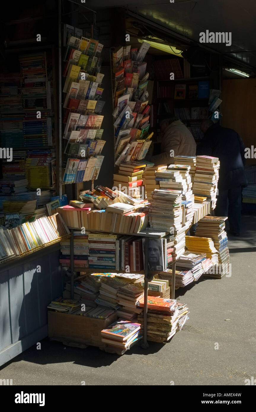 Einem Bücherstand in der Nähe von Bahnhof Rom Termini Stockfoto