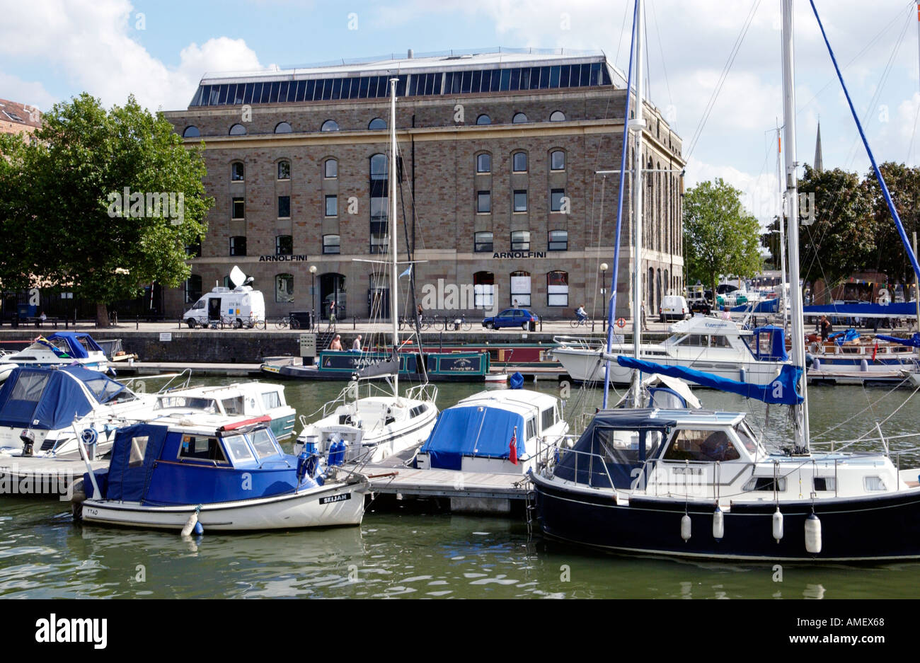 Das äußere der frisch renovierten Arnolfini Galerie betrachtet über Freizeit Boot Liegeplätze Bristol England UK GB Stockfoto