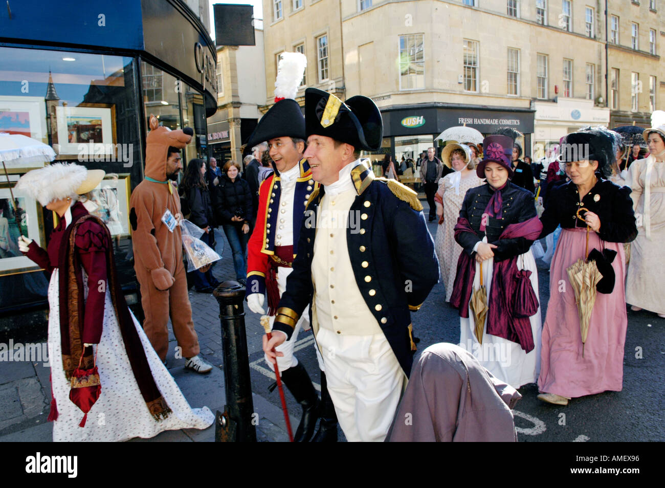 Georgische Trachtenumzug, der Jane Austen Festival in Bath England UK GB vorbei an Big Issue Verkäufer verkleidet zu starten Stockfoto