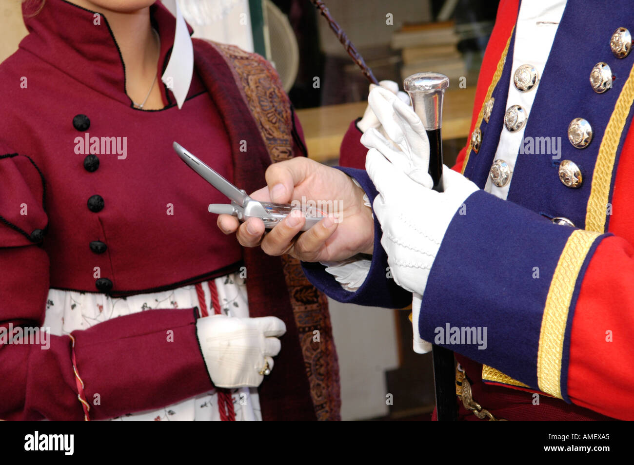 Georgische Trachtenumzug, der Jane Austen Festival in Bath England UK GB mit Mobile Phone starten Stockfoto