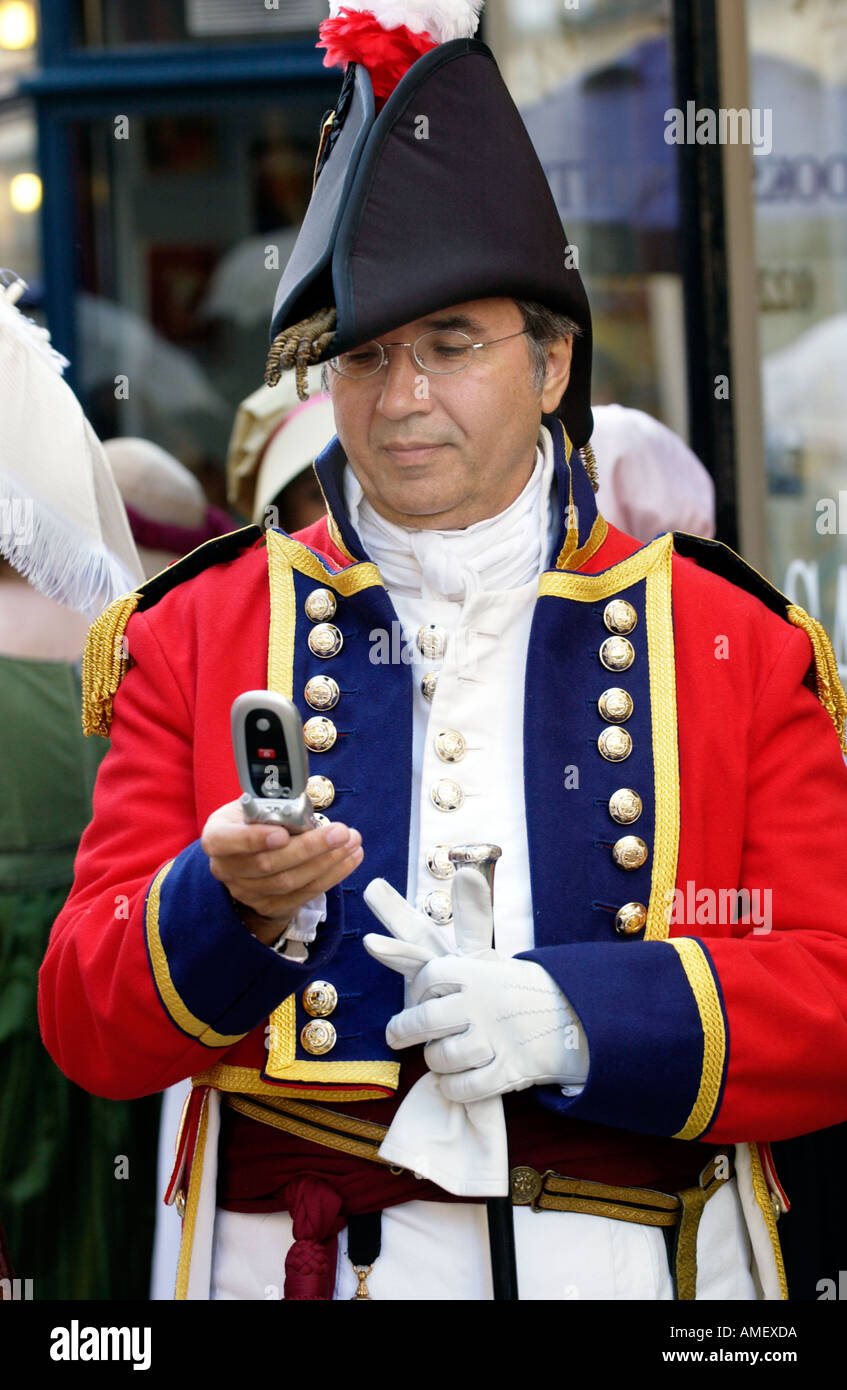 Georgische Trachtenumzug, der Jane Austen Festival in Bath England UK GB Mann in Militäruniform mit Handy starten Stockfoto