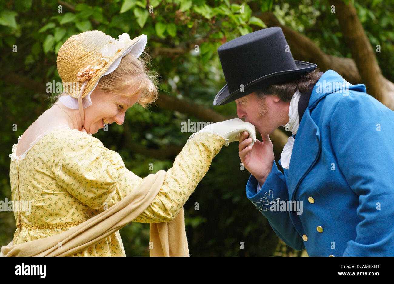 Georgische Trachtenumzug, der Jane Austen Festival in Bath England UK GB starten Stockfoto