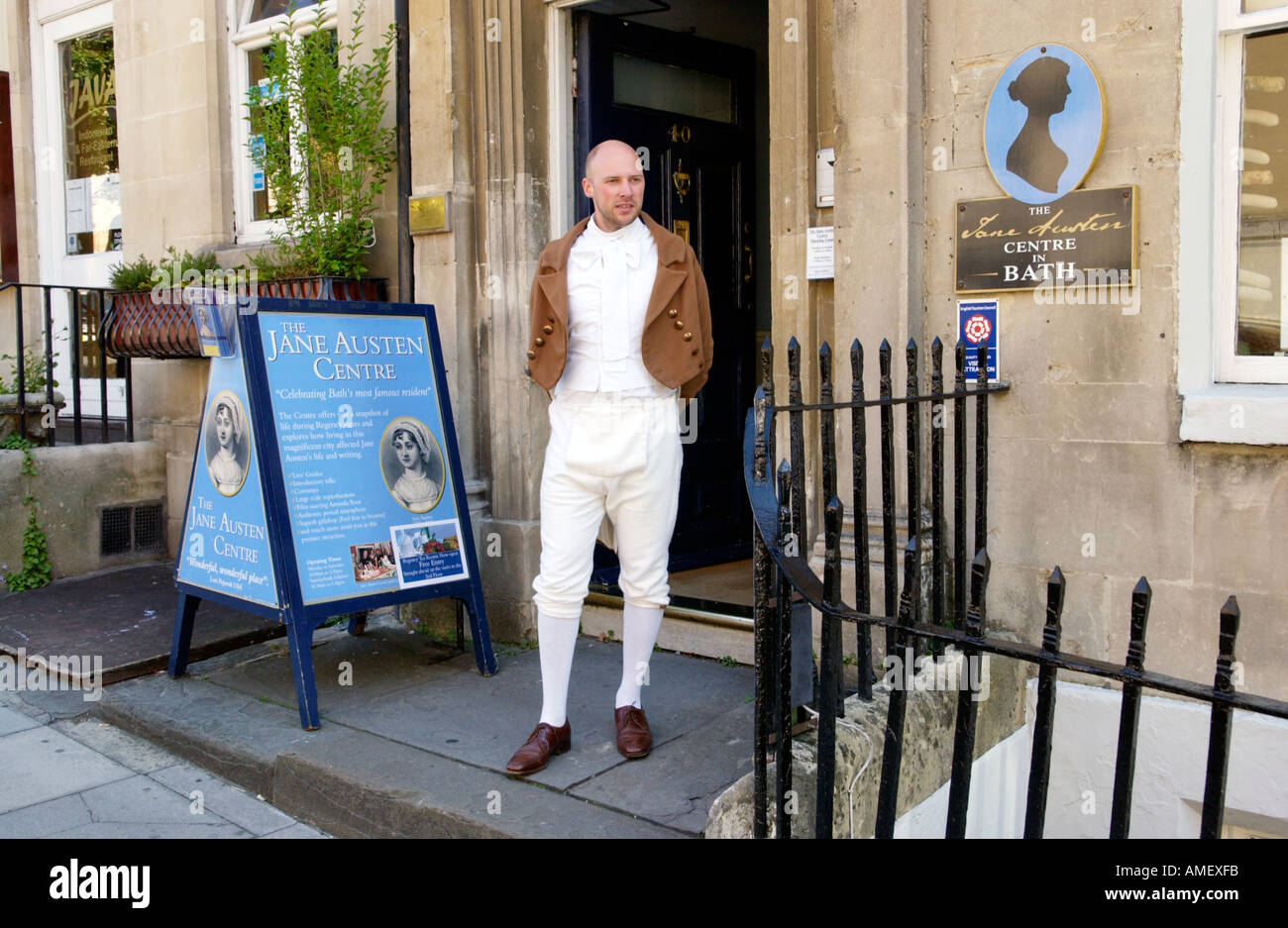 Rücklaufend und Greeter im Regency Kostüm außerhalb The Jane Austen Centre in Bath England UK GB Stockfoto
