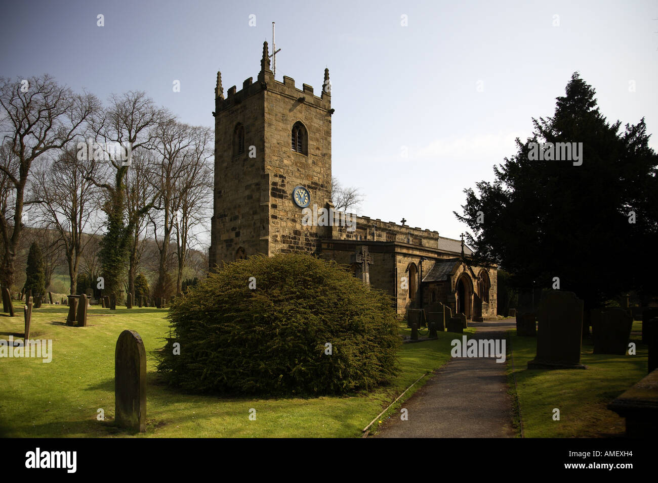 St. Lawrence Kirche am Eyam steht im Mittelpunkt des Dorfes mit wunderbaren Wandmalereien 16C und die besten Celtic Predigt Kreuz in Derbyshire, die jetzt auf dem Friedhof Eyam stehen jetzt für seine selbst auferlegte Quarantänemaßnahmen erinnert wird, die einen Ausbruch der Pest 1665 außerhalb der Ortschaft im Peak District Nationalpark Ausbreitung gestoppt Stockfoto