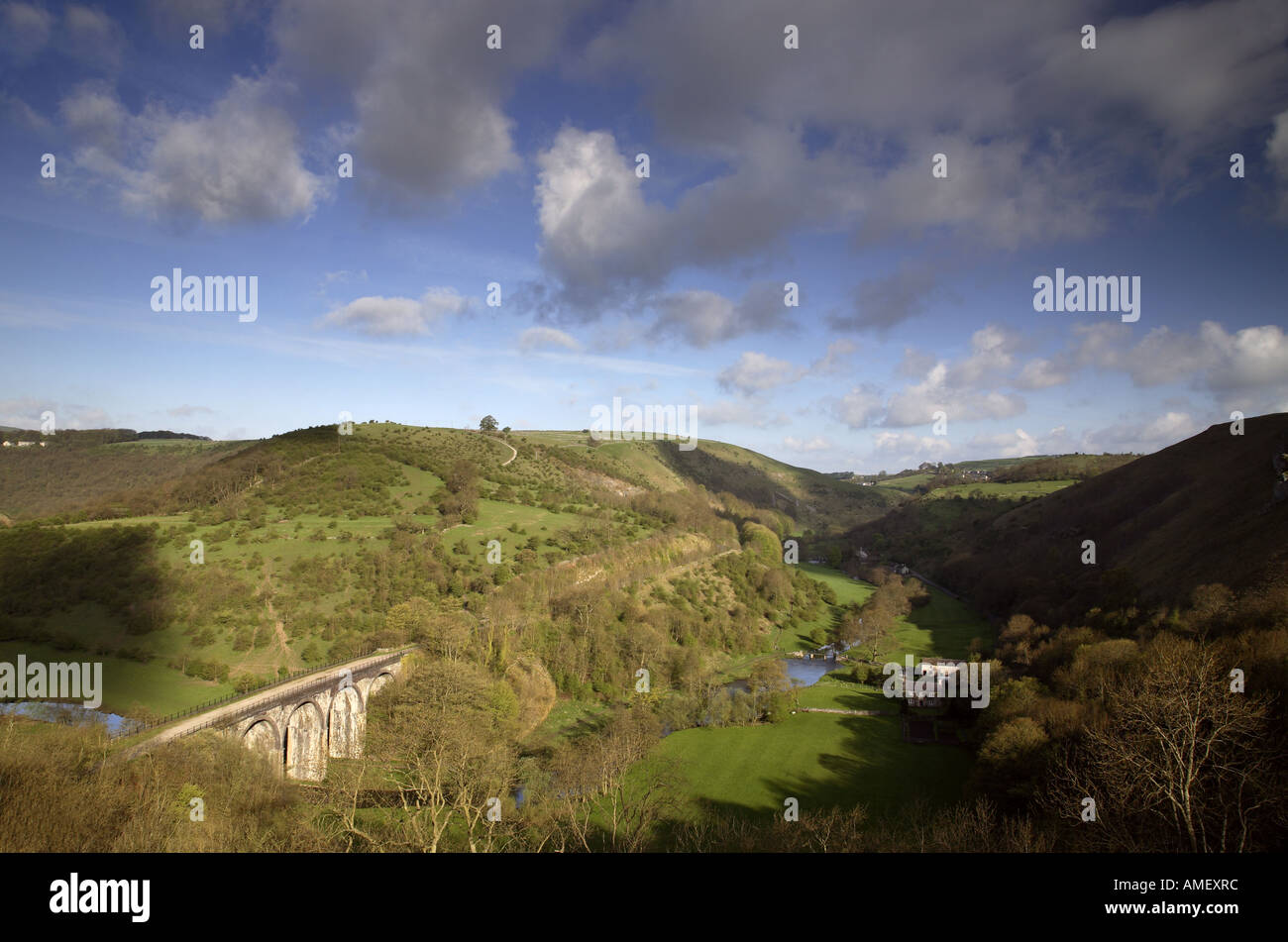 Der Fluss Wye und 72ft hohen Monsal Kopf Viadukt im Peak District National Park Stockfoto
