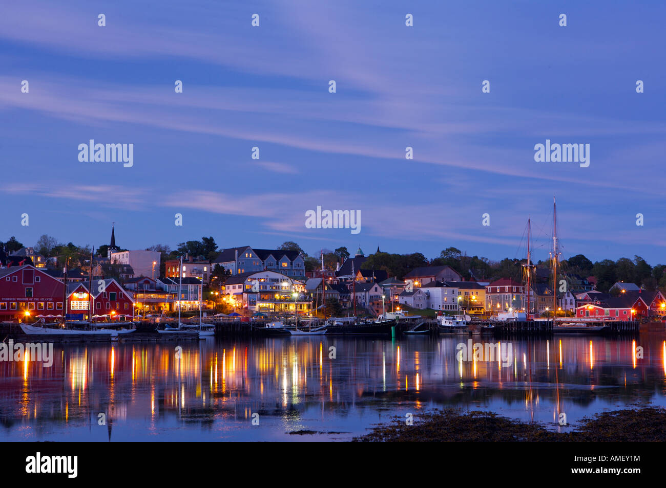 Hafen und Stadt von Lunenburg bei Sonnenuntergang, Lunenburg Harbour, Lighthouse Route, Highway 3, Nova Scotia, Kanada. Stockfoto