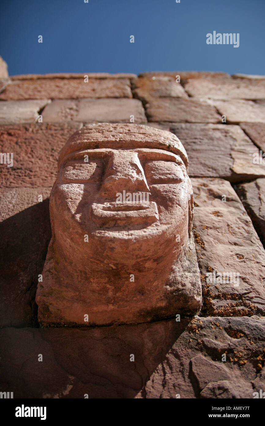 Tiwanaku ist eine wichtige präkolumbische archäologische Stätte im westlichen Bolivien. Tiwanaku wird von den Anden Gelehrten als eines der wichtigsten Vorläufer des Inka-Reiches, blüht als Ritual und administrative Hauptstadt einer großen staatlichen macht seit etwa fünfhundert Jahren erkannt. Die Ruinen des antiken Stadtstaates sind nahe dem südöstlichen Ufer des Titicaca-See, ca. 72 km (44 Meilen) westlich von La Paz, Bolivien. Stockfoto