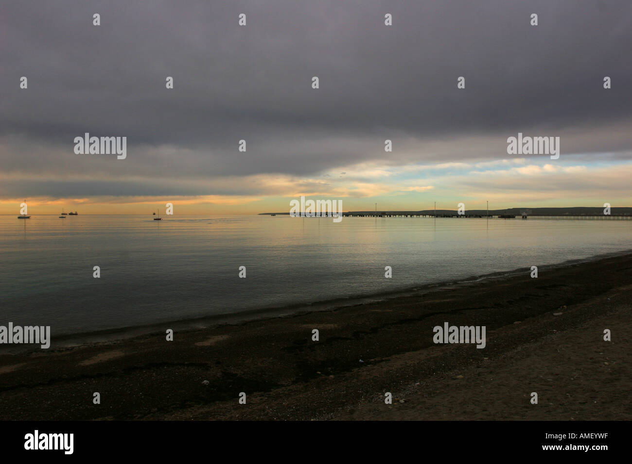 Puerto Madryn Strand bei Sonnenaufgang Sonnenaufgang in Peninsula de Valdez, Chubut, Patagonien, Argentinien. Stockfoto