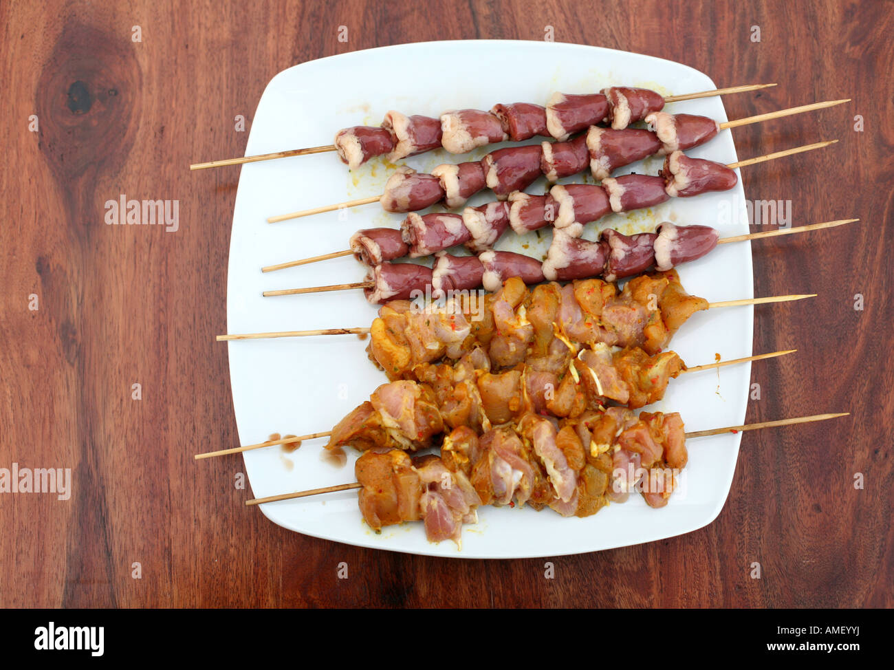 Geröstete Schaschlik oder Schaschlik auf dem Holztisch Stockfoto