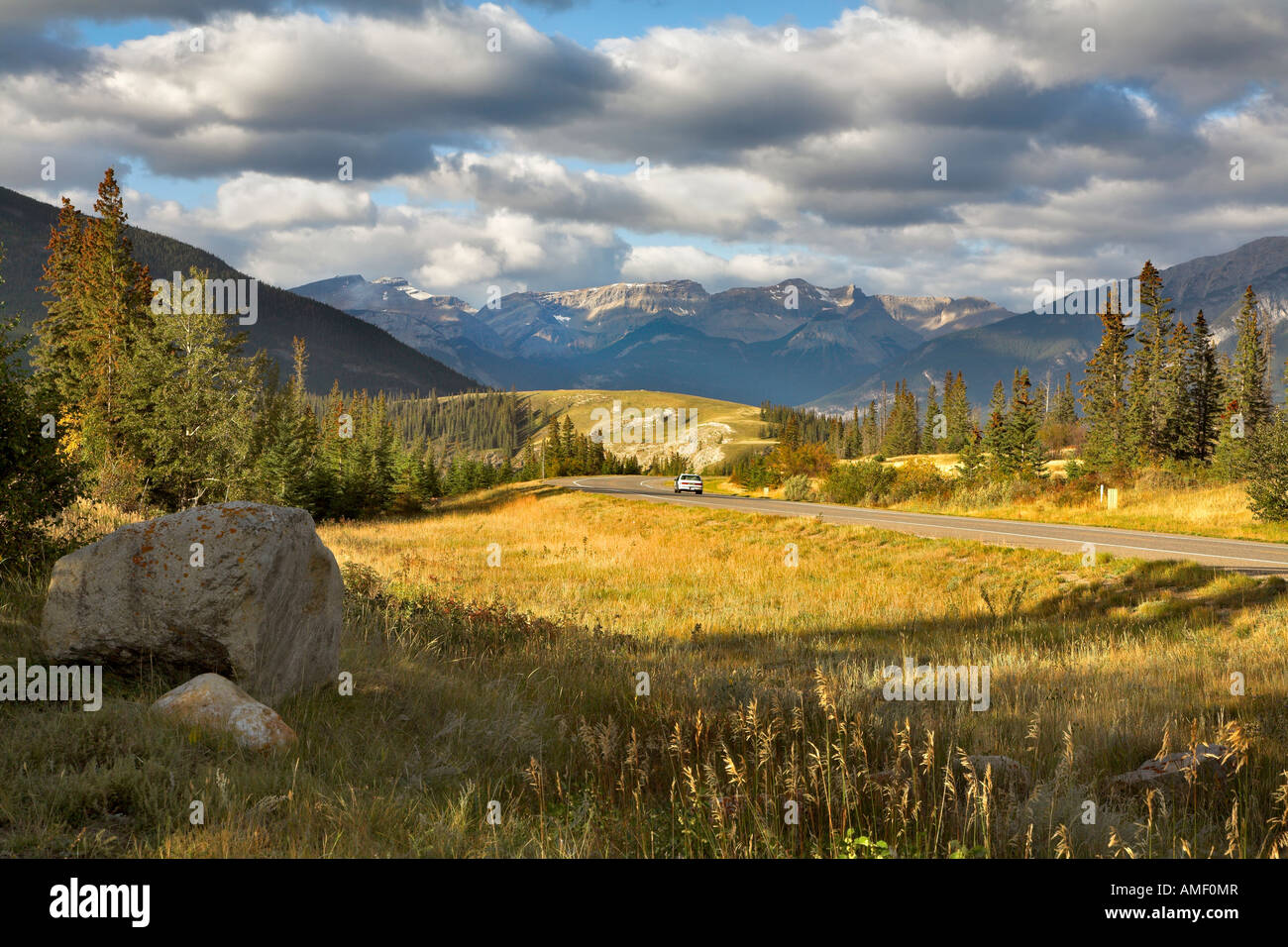 Weg zum Park im nördlichen Gebirge und das Auto Stockfoto