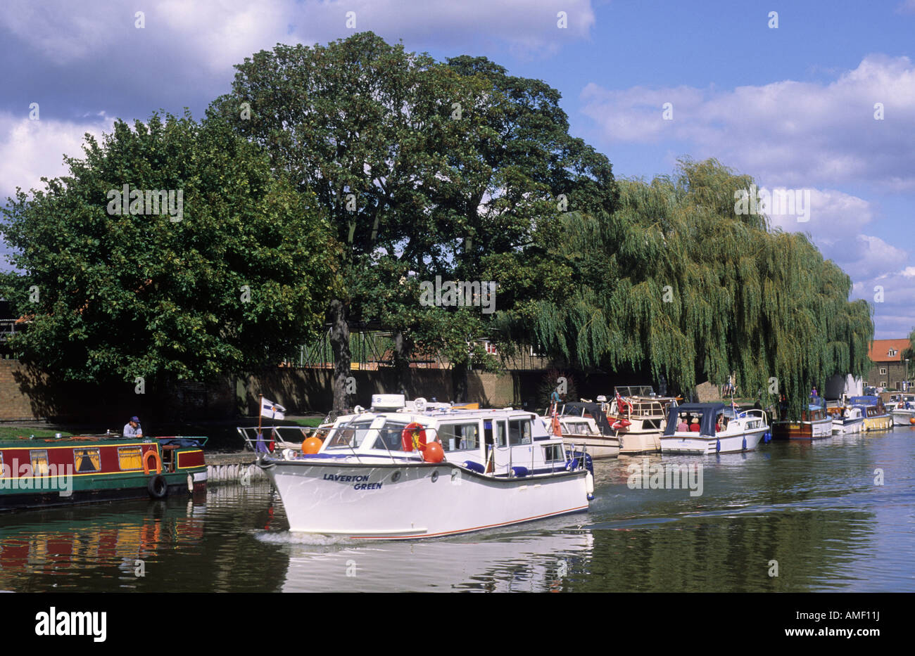 Ely Cambridgeshire Uferpromenade Fluss Ouse Fenland Motorboot Kajütboot Urlaub flott East Anglia England UK Englisch Stockfoto