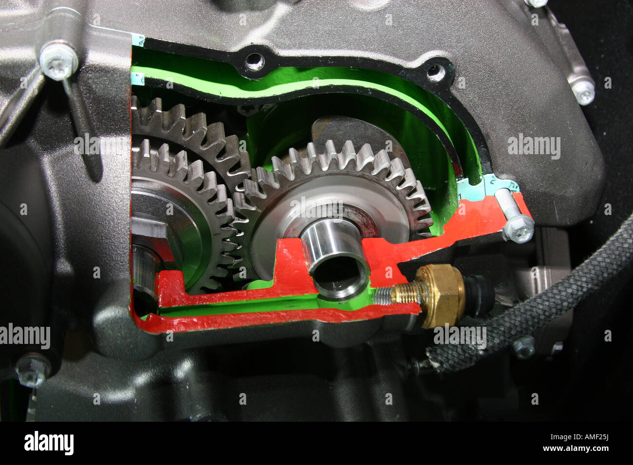 Schneiden Sie Abschnitt mit Getriebe und Zahnräder in modernen Motorrad Motor Weg. Stockfoto