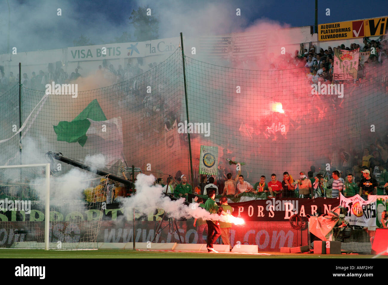 Real Betis-Fans brennen Fackeln. Stockfoto