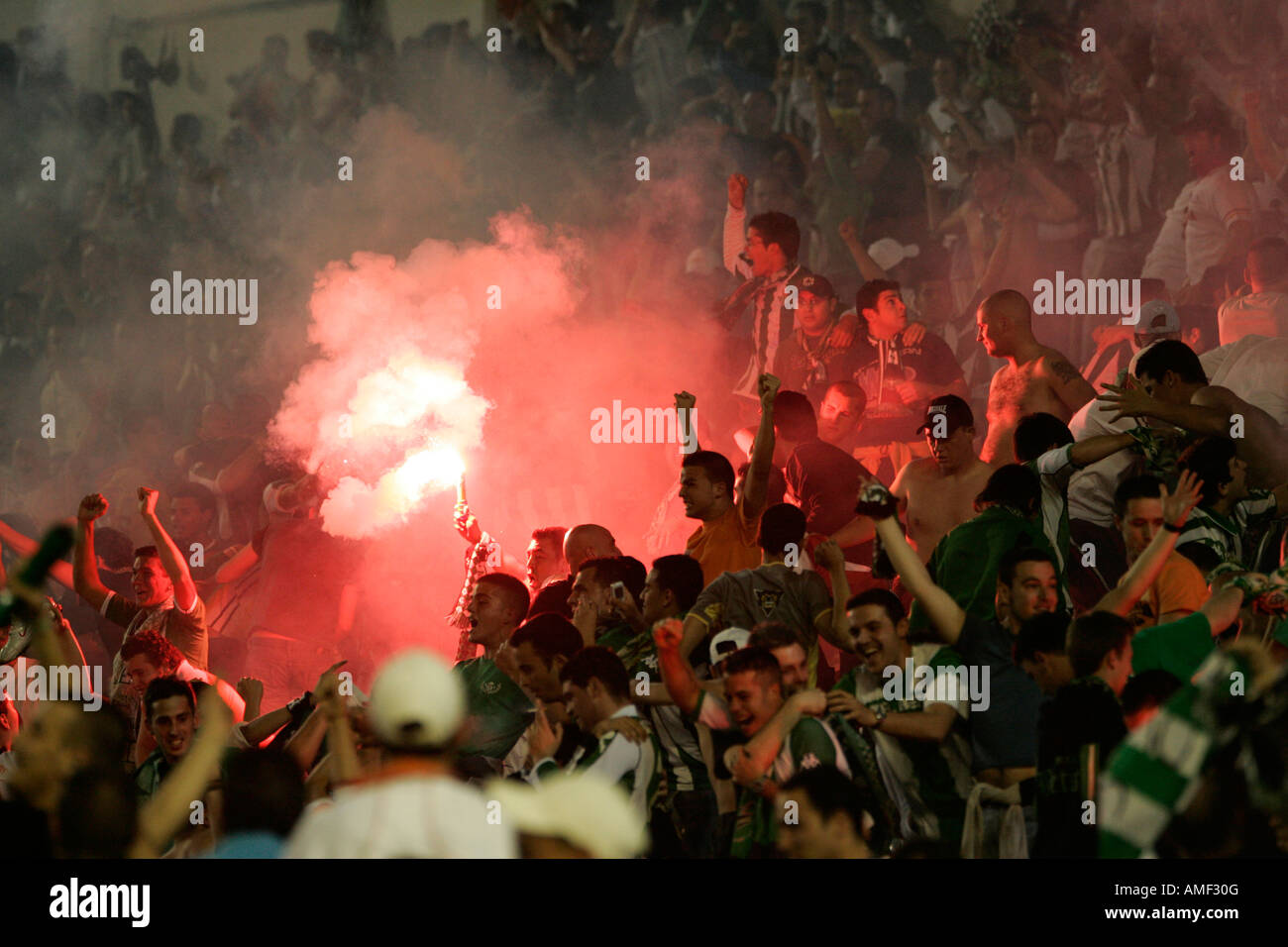 Real Betis Fans Feuer Fackeln um ein Ziel zu feiern. Stockfoto