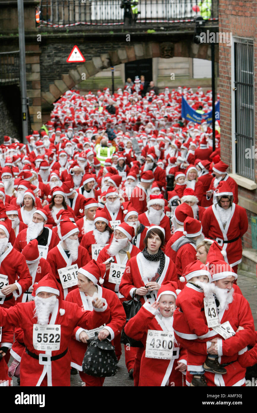 Über 10000 Menschen verkleidet als Weihnachtsmann Fuß durch das Magazin Tor versucht den Guinness-Weltrekord in Derry Stockfoto