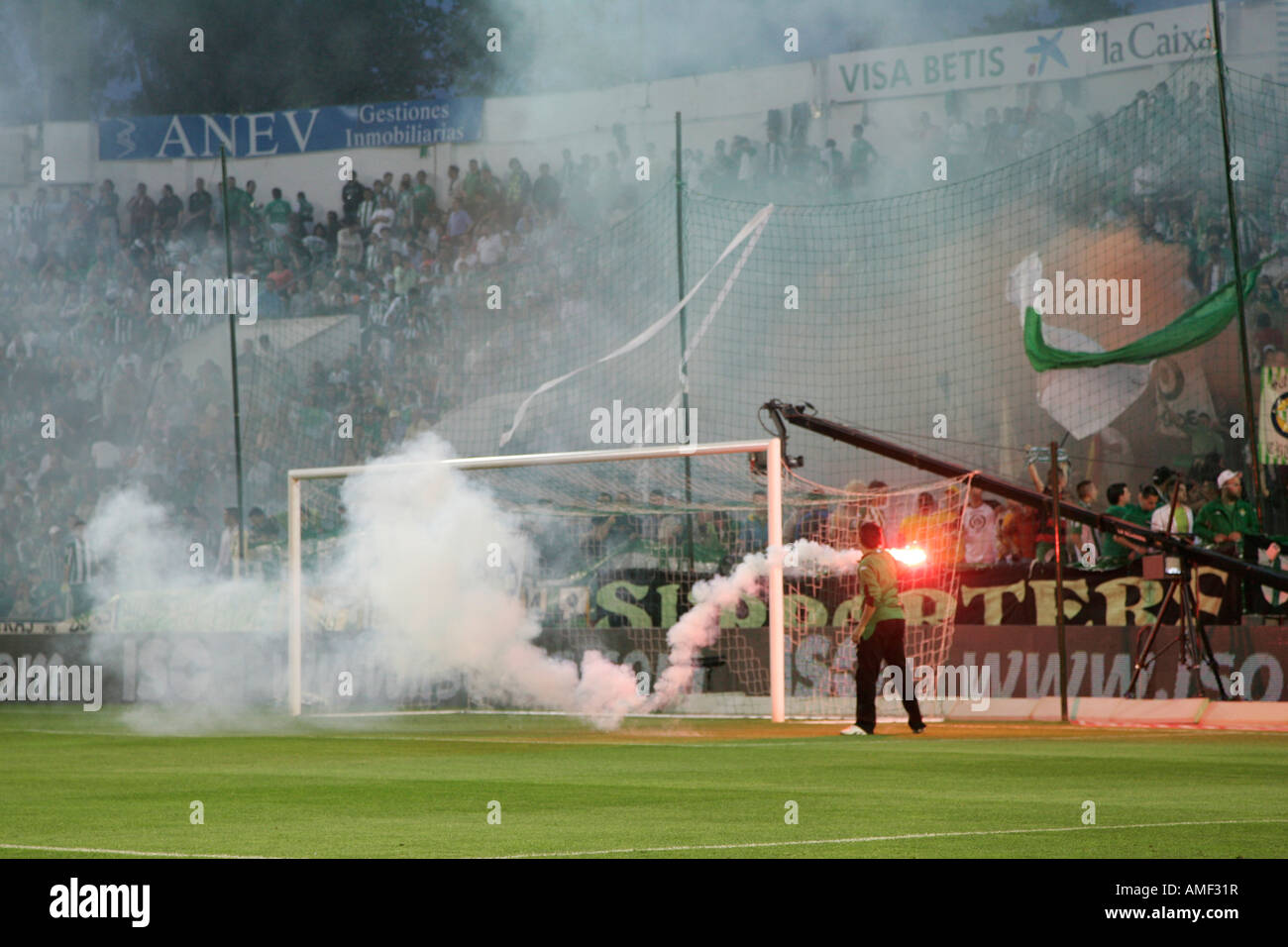 Real Betis-Fans brennen Fackeln. Stockfoto