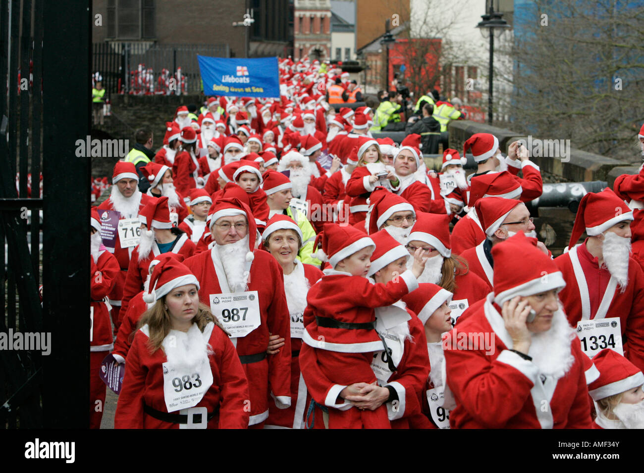 Über 10000 Menschen als Weihnachtsmann verkleidet versuchen den Guinness-Weltrekord zu Fuß entlang Derrys Wände Northern Ireland Stockfoto