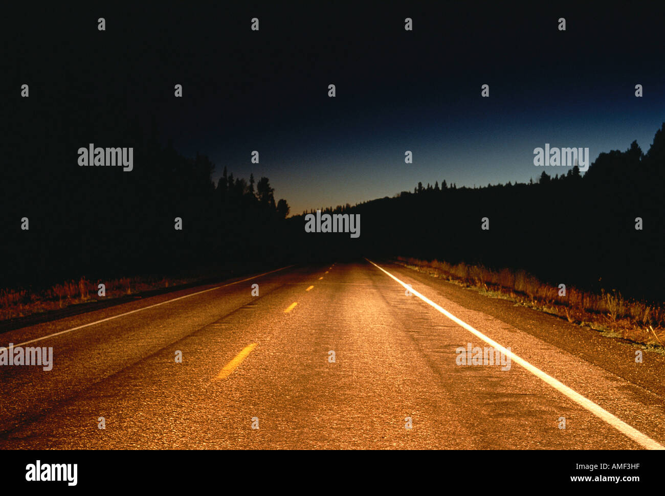 Straße bei Nacht Stockfoto