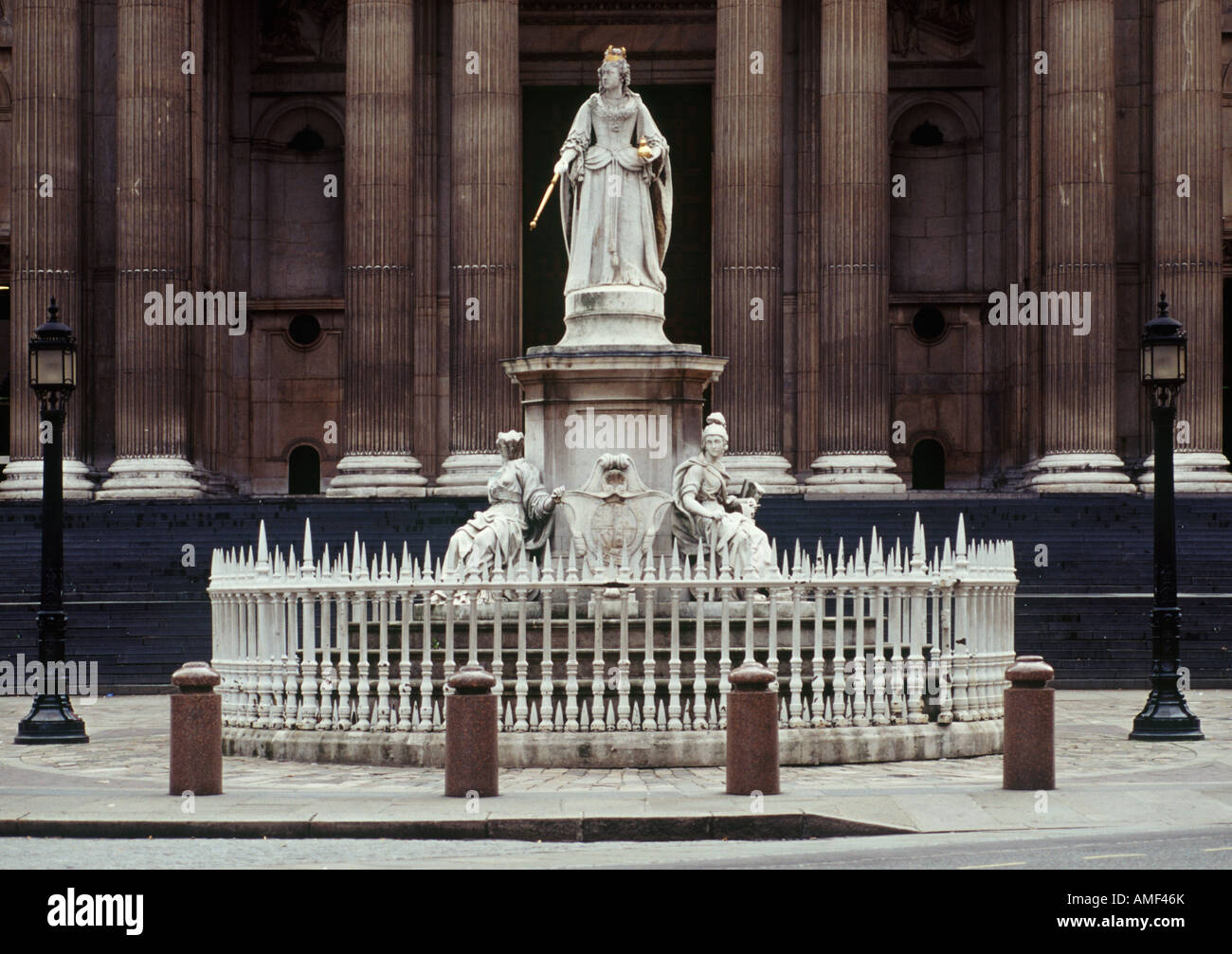 Statue von Königin Anne St Paul s Cathedral London England Stockfoto