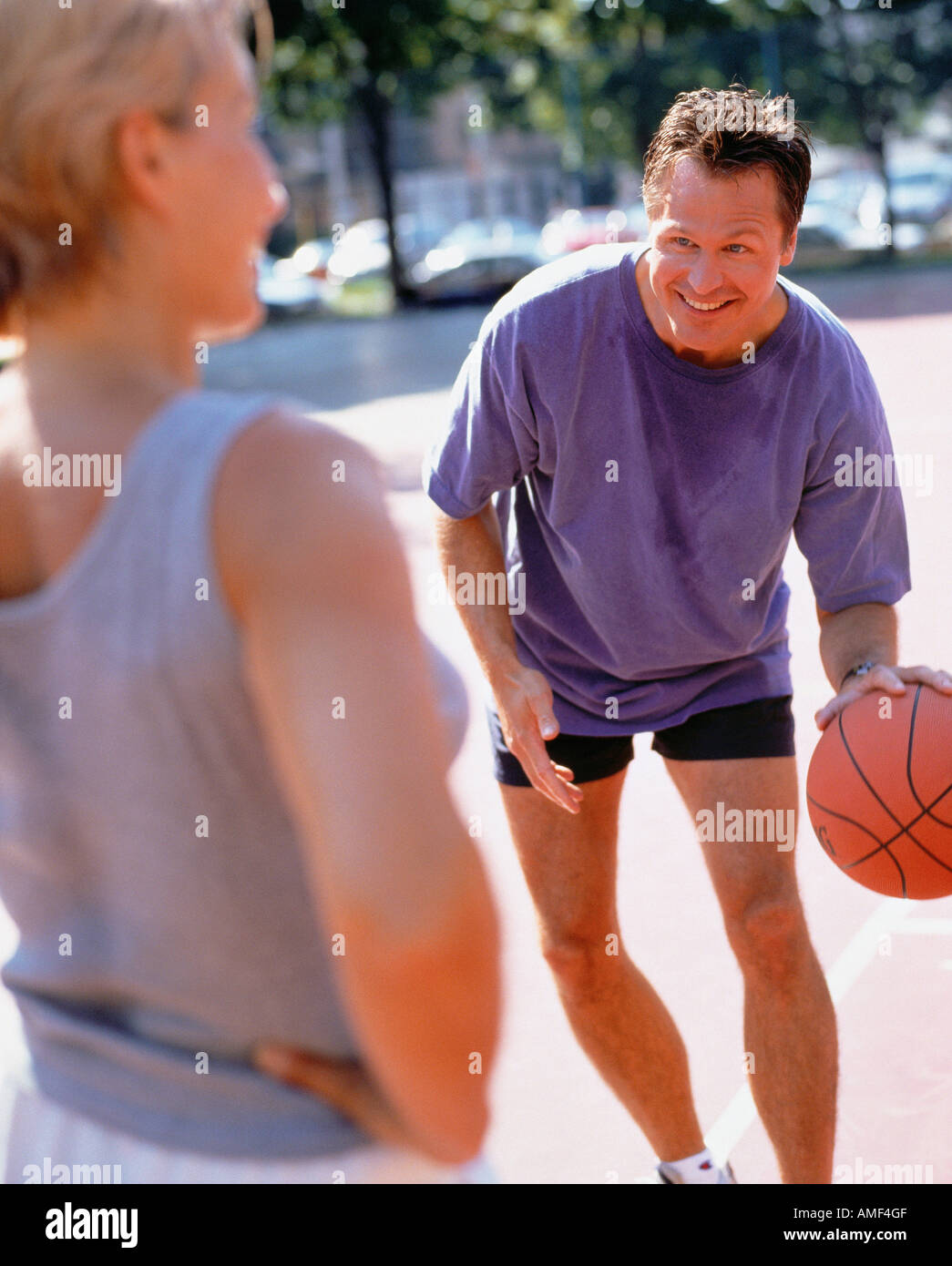Älteres paar Basketball spielen im Park Stockfoto