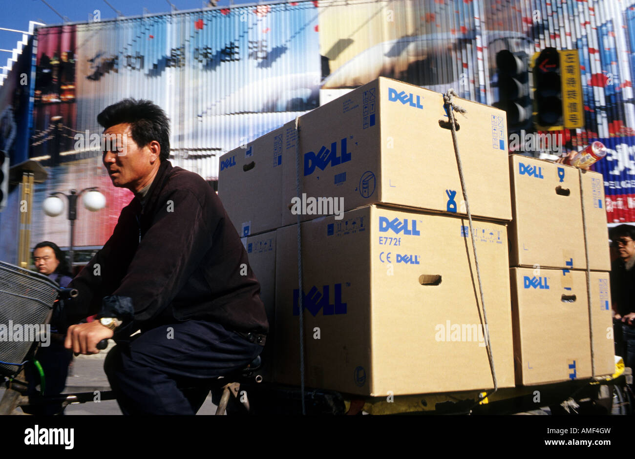 Ein Mann vermittelt Dell-Computer mit einem Dreirad im Zhongguancun, Chinas Silicon Valley in Peking, China. 25. APRIL 05 Stockfoto