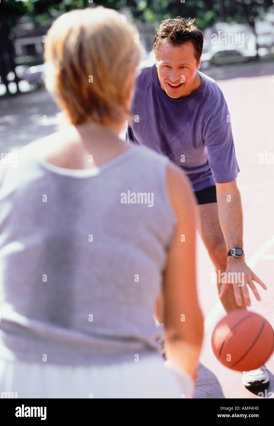 Älteres paar Basketball spielen im Park Stockfoto