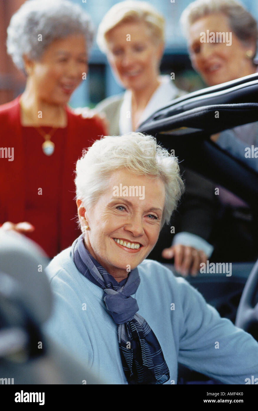 Drei Reife Frauen stehen in der Nähe von Reife Frau im Cabrio Stockfotografie Alamy