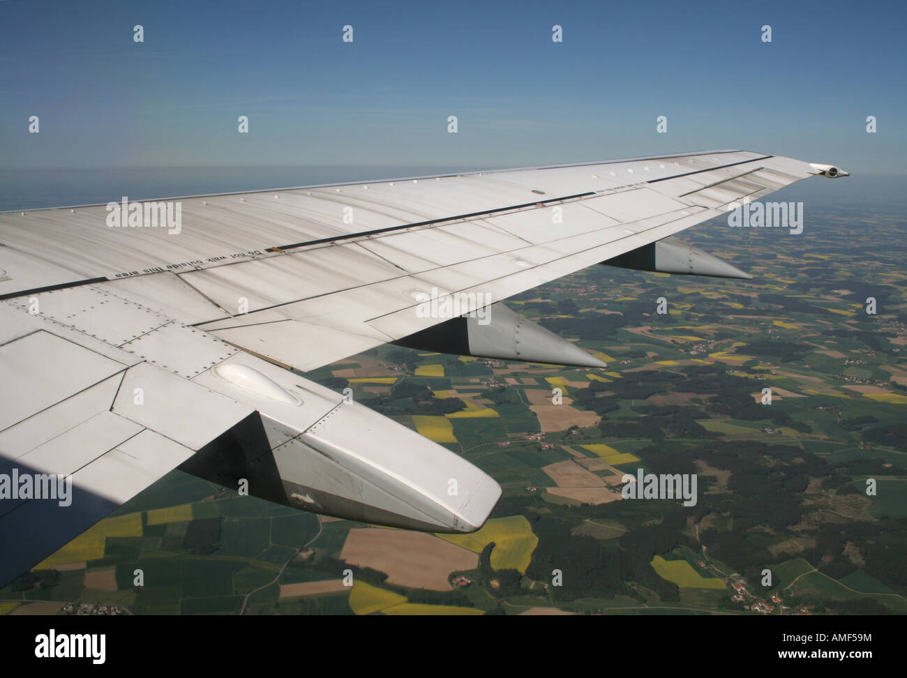 Die Flügel einer Boeing 737-500 Airliner im Flug über die deutsche Landschaft. Flugreisen. Stockfoto