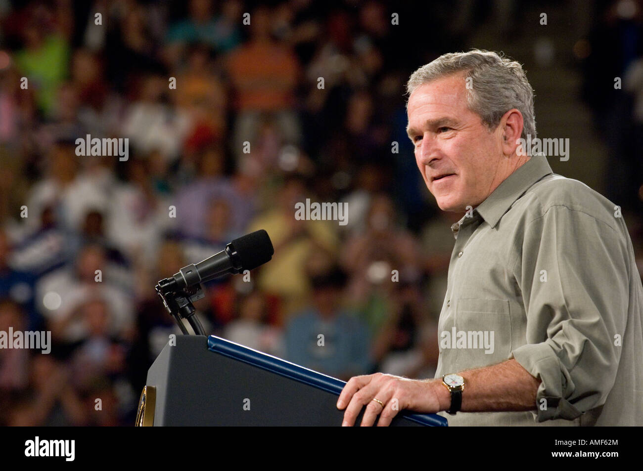 US-Präsident George w. Bush befasst sich eine Schar von Anhängern Stockfoto