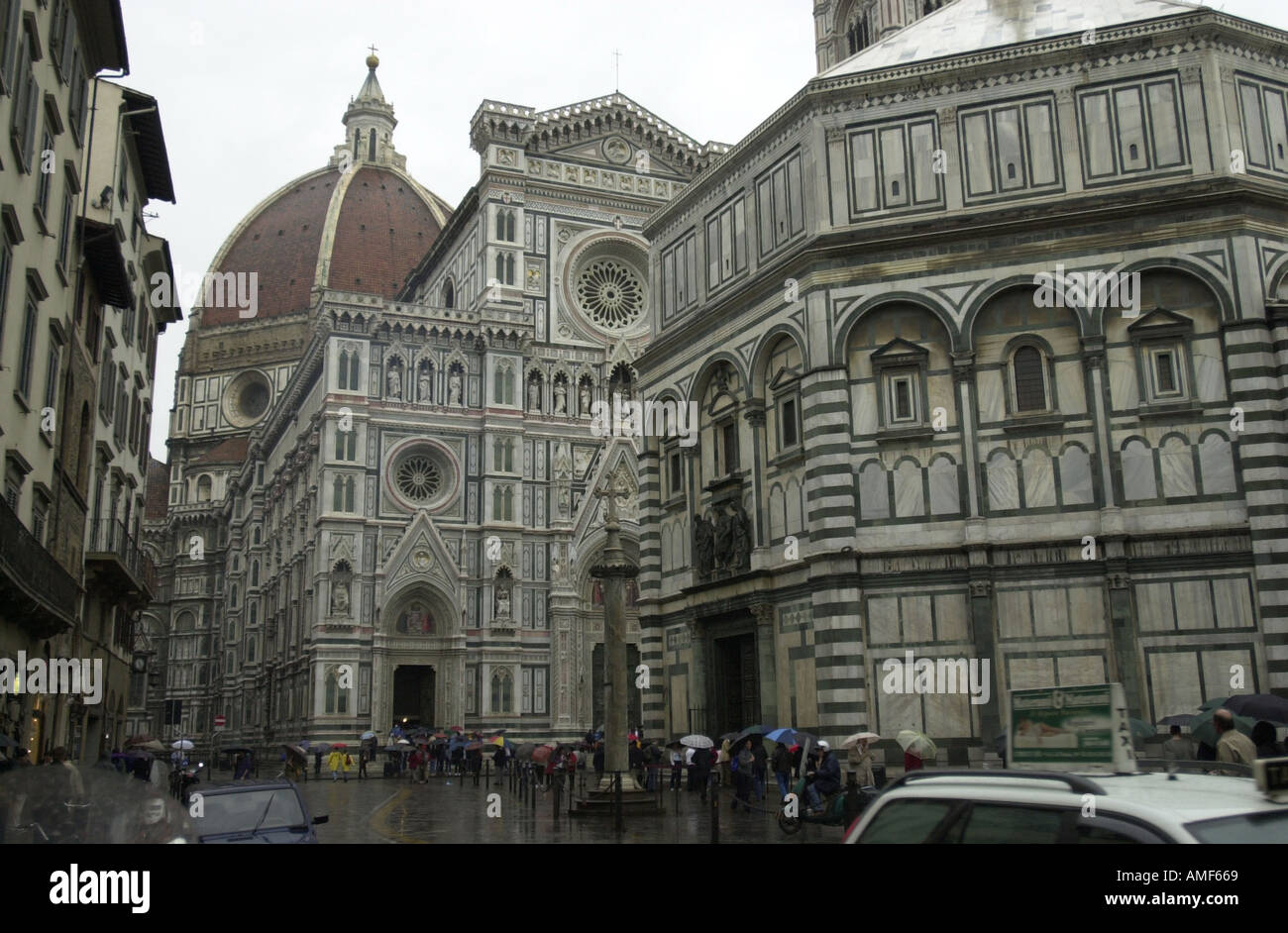 Menschen auf der Straße außerhalb der Duomo Kathedrale Florenz Italien Stockfoto