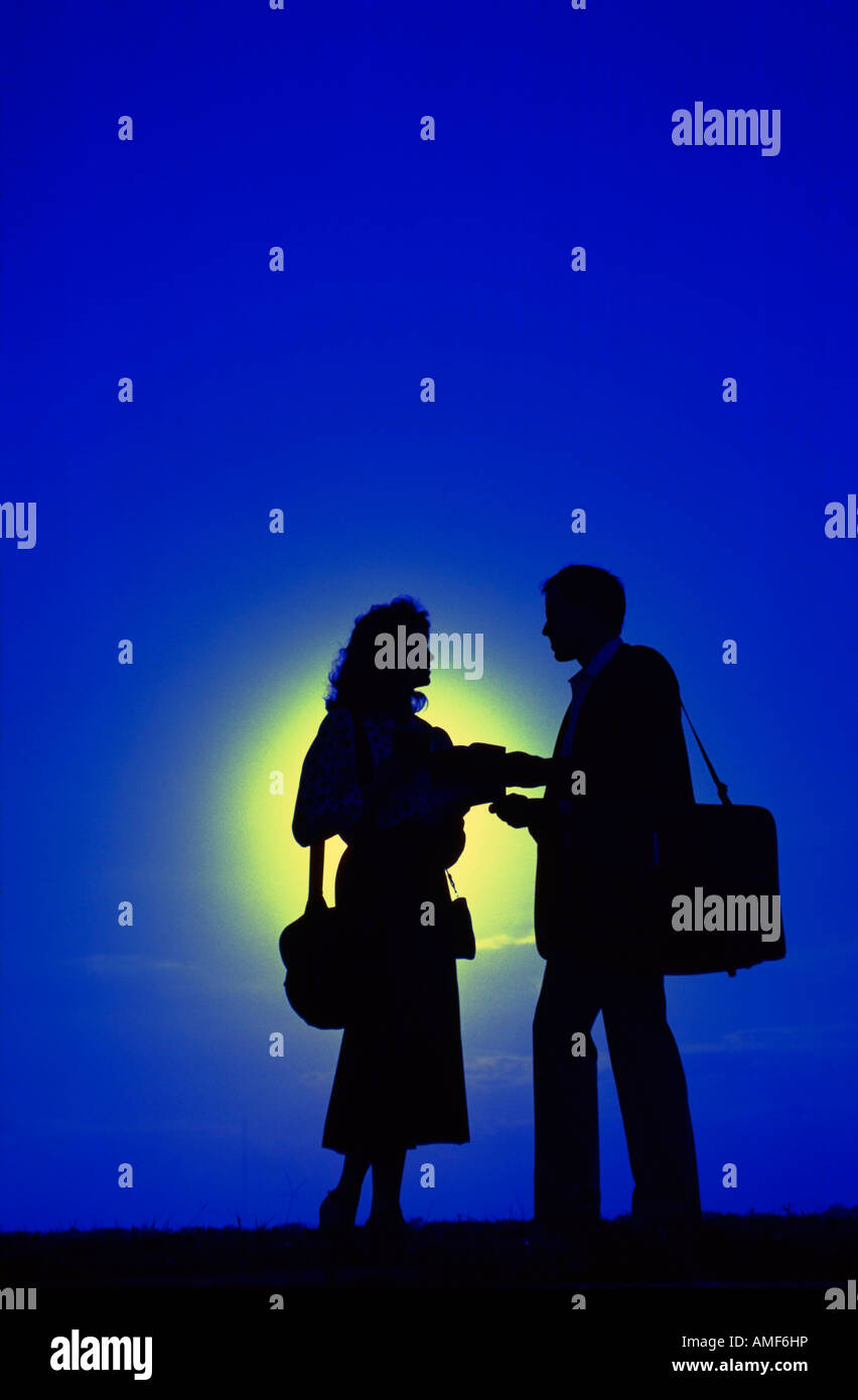 junges Paar mit Gepäck im Urlaub bei Sonnenuntergang Stockfoto