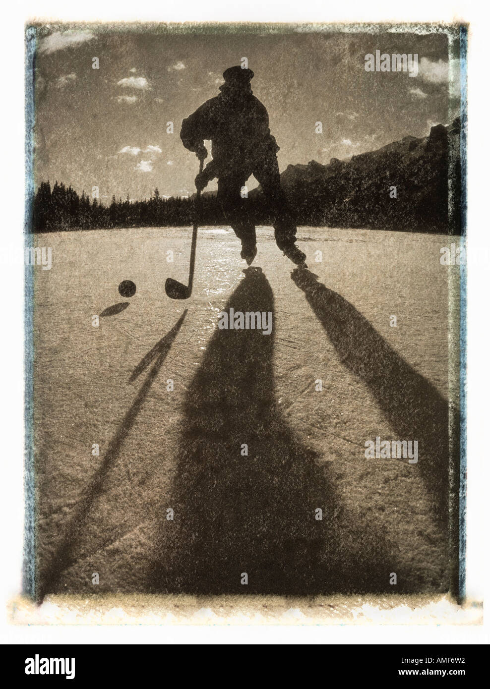 Silhouette des Mannes spielt Hockey im Freien, Canmore, AB, Kanada Stockfoto