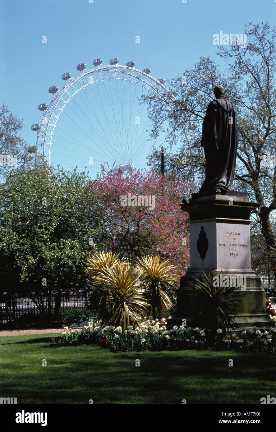 Statue im Garten und Millennium Wheel, London, England Stockfoto