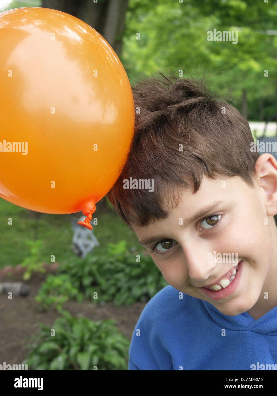 Statische Elektrizität Holding Ballon zum Haar des jungen. Stockfoto