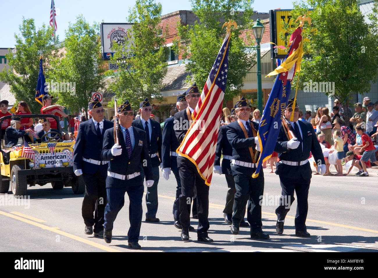 American Legion Militär-Veteranen Ehren Garde März in einer Kleinstadt Fourth Of July Parade in Cascade, Idaho. Stockfoto