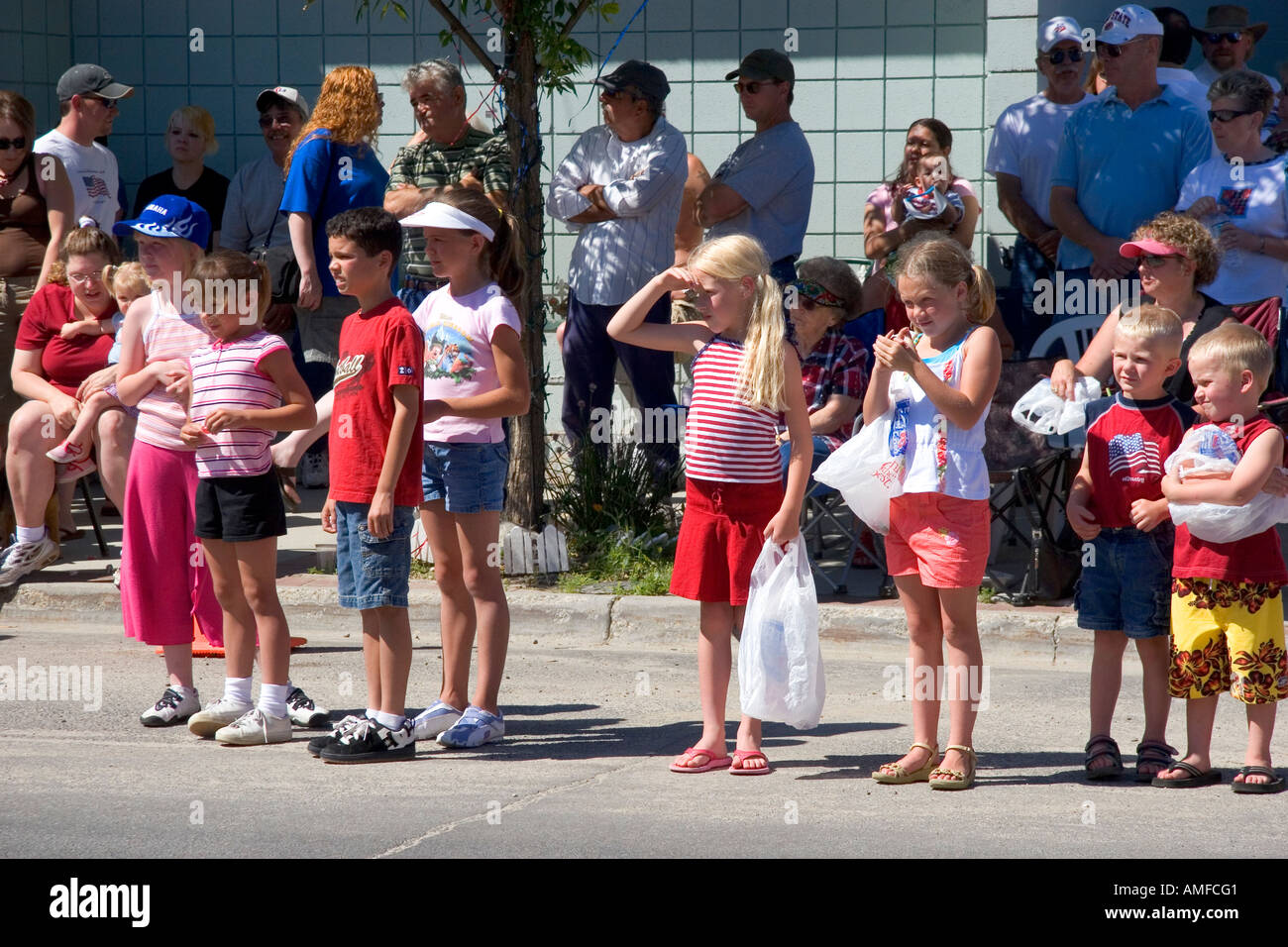 Kinder beobachten einer Kleinstadt Fourth Of July Parade in Cascade, Idaho. Stockfoto