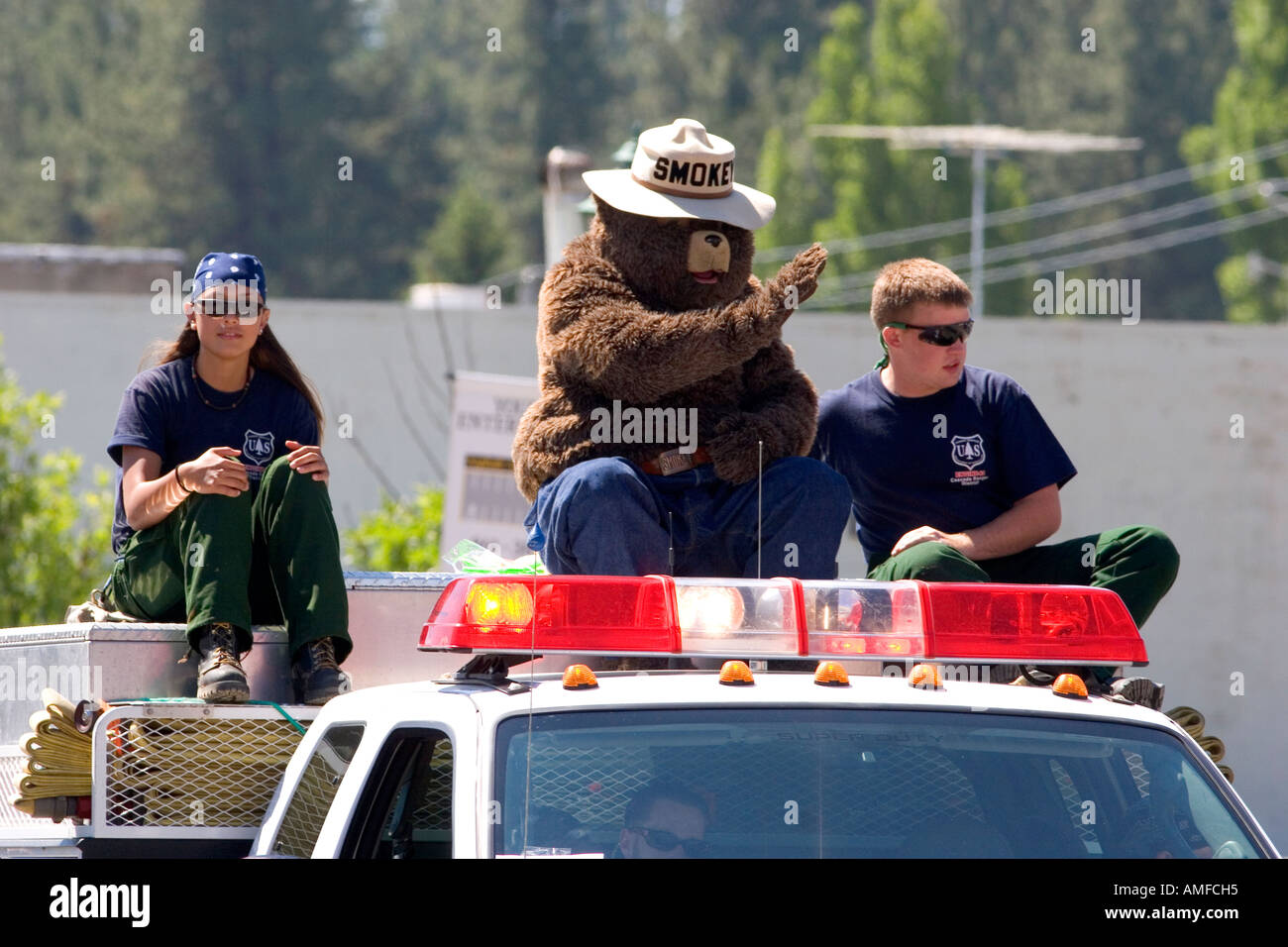 Smokey der Bär und junge Forest Service Arbeitnehmer in einer Kleinstadt Fourth Of July Parade in Cascade, Idaho. Stockfoto