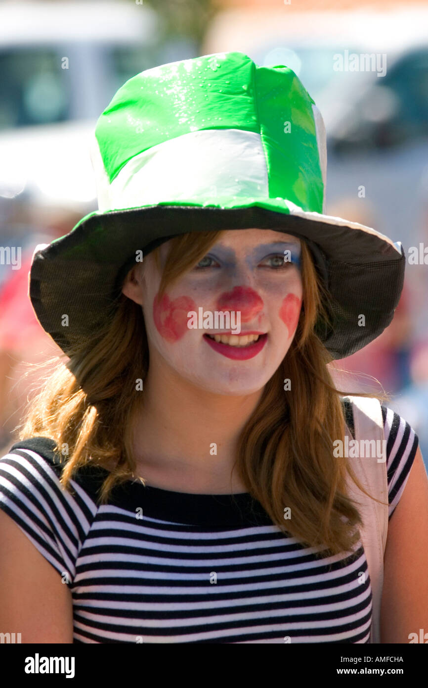 Mädchen gekleidet wie ein Clown in einer Kleinstadt Fourth Of July Parade in Cascade, Idaho. Stockfoto