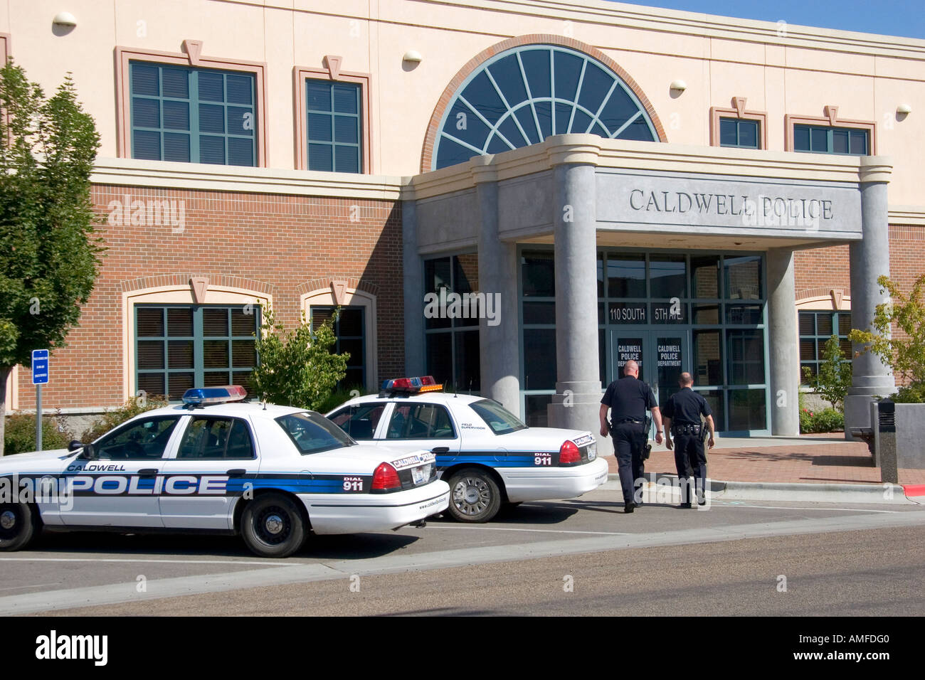 Polizeiautos geparkt vor dem Polizeipräsidium in Caldwell, Idaho. Stockfoto