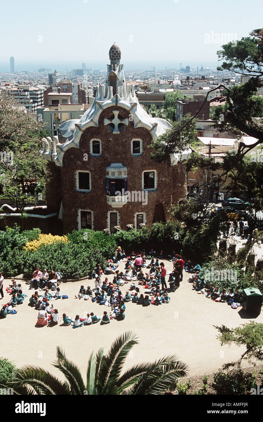 Partei der Schülerinnen und Schüler auf Klassenfahrt vor dem Gebäude, Park Güell, Barcelona, Spanien Stockfoto