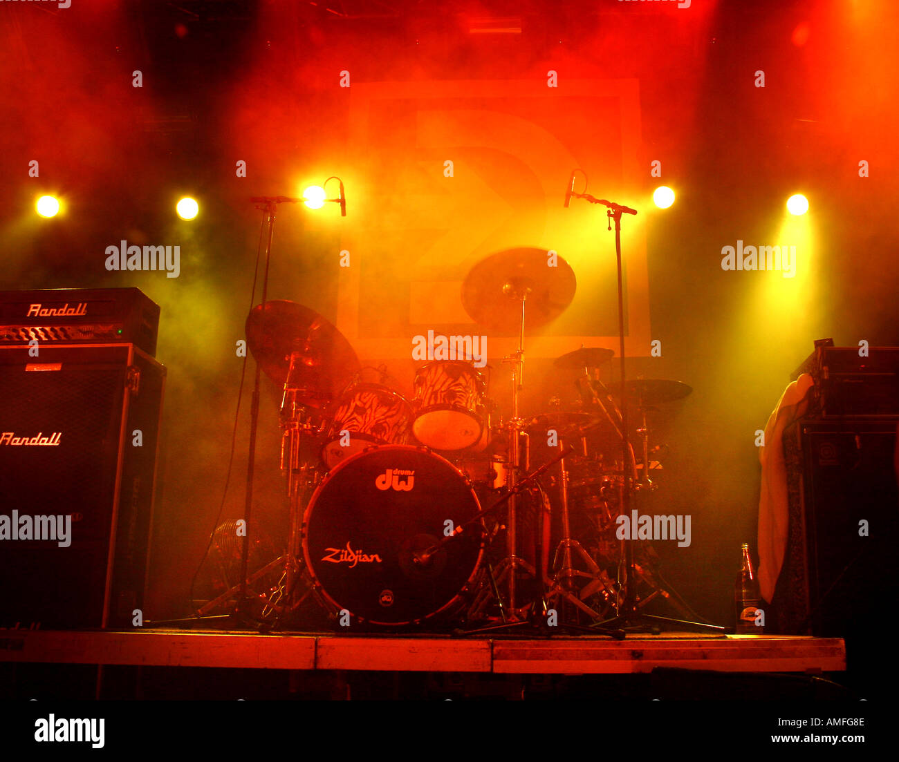 Schlagzeug auf der Bühne unter rauchigen Bühnenbeleuchtung Stockfoto